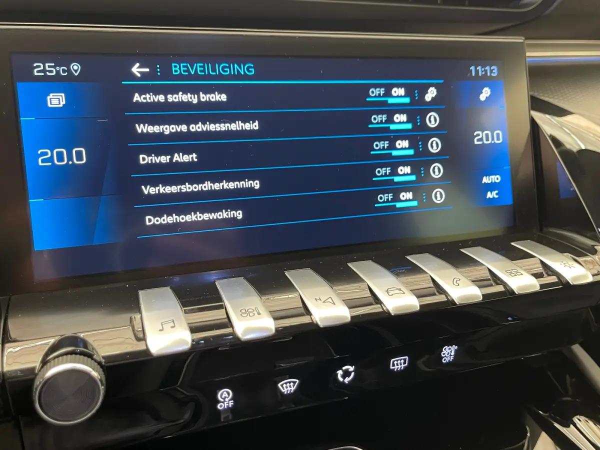 1.6 PureTech Blue Lease Allure Adaptieve Cruise | 17" Lichtmetaal | Trekhaak | Leder/Stof | Carplay | LED | Parkeersensoren | Navigatie | Achteruitrijcamera | Airco (automatisch) | Apple Car
