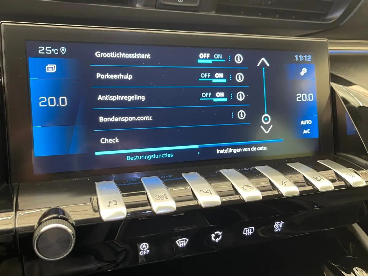 1.6 PureTech Blue Lease Allure Adaptieve Cruise | 17" Lichtmetaal | Trekhaak | Leder/Stof | Carplay | LED | Parkeersensoren | Navigatie | Achteruitrijcamera | Airco (automatisch) | Apple Car