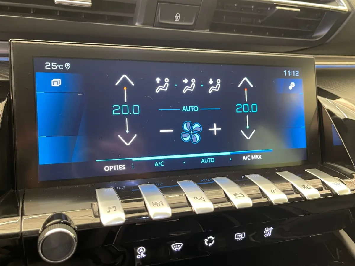 1.6 PureTech Blue Lease Allure Adaptieve Cruise | 17" Lichtmetaal | Trekhaak | Leder/Stof | Carplay | LED | Parkeersensoren | Navigatie | Achteruitrijcamera | Airco (automatisch) | Apple Car