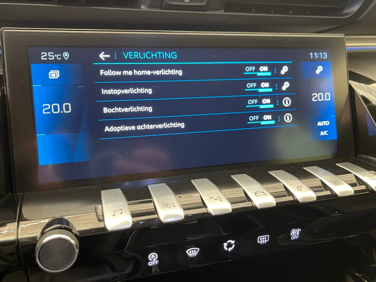 1.6 PureTech Blue Lease Allure Adaptieve Cruise | 17" Lichtmetaal | Trekhaak | Leder/Stof | Carplay | LED | Parkeersensoren | Navigatie | Achteruitrijcamera | Airco (automatisch) | Apple Car