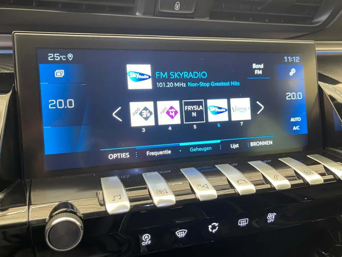 1.6 PureTech Blue Lease Allure Adaptieve Cruise | 17" Lichtmetaal | Trekhaak | Leder/Stof | Carplay | LED | Parkeersensoren | Navigatie | Achteruitrijcamera | Airco (automatisch) | Apple Car