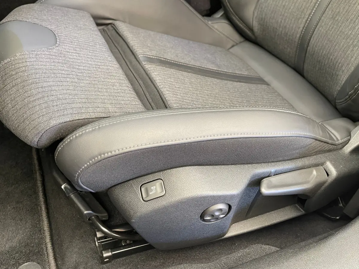 1.6 PureTech Blue Lease Allure Adaptieve Cruise | 17" Lichtmetaal | Trekhaak | Leder/Stof | Carplay | LED | Parkeersensoren | Navigatie | Achteruitrijcamera | Airco (automatisch) | Apple Car
