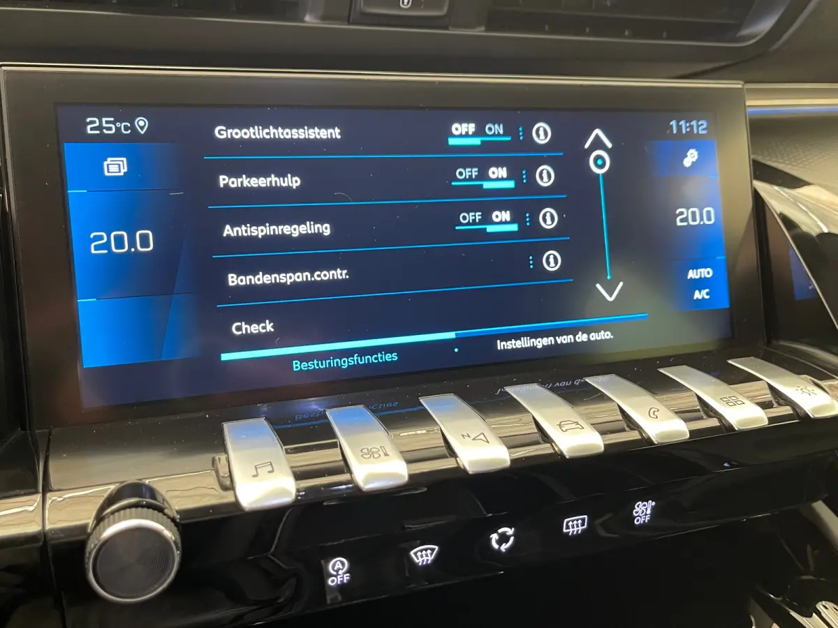 1.6 PureTech Blue Lease Allure Adaptieve Cruise | 17" Lichtmetaal | Trekhaak | Leder/Stof | Carplay | LED | Parkeersensoren | Navigatie | Achteruitrijcamera | Airco (automatisch) | Apple Car