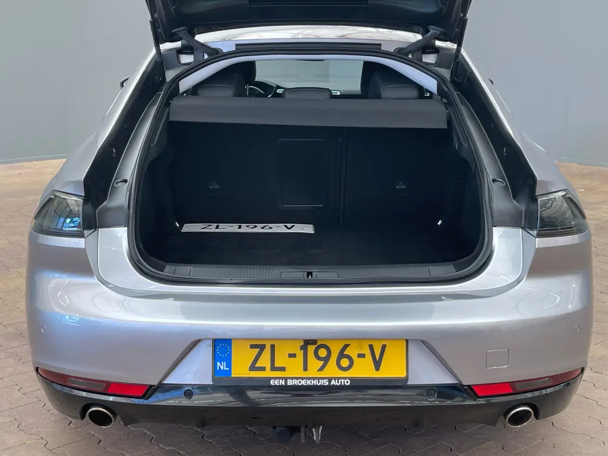 1.6 PureTech Blue Lease Allure Adaptieve Cruise | 17" Lichtmetaal | Trekhaak | Leder/Stof | Carplay | LED | Parkeersensoren | Navigatie | Achteruitrijcamera | Airco (automatisch) | Apple Car
