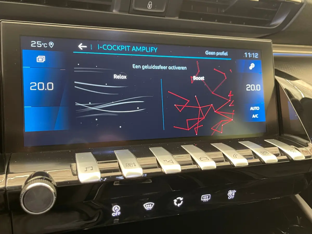 1.6 PureTech Blue Lease Allure Adaptieve Cruise | 17" Lichtmetaal | Trekhaak | Leder/Stof | Carplay | LED | Parkeersensoren | Navigatie | Achteruitrijcamera | Airco (automatisch) | Apple Car