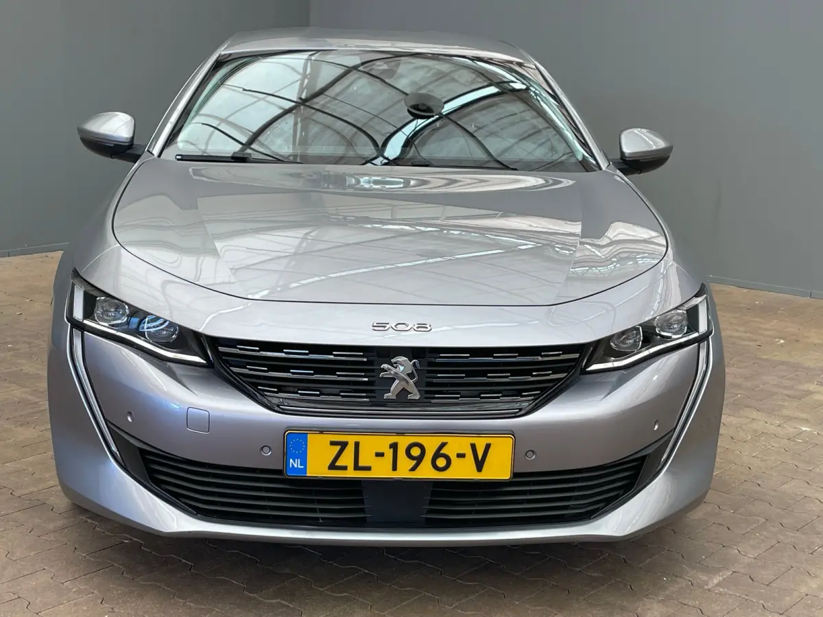 1.6 PureTech Blue Lease Allure Adaptieve Cruise | 17" Lichtmetaal | Trekhaak | Leder/Stof | Carplay | LED | Parkeersensoren | Navigatie | Achteruitrijcamera | Airco (automatisch) | Apple Car