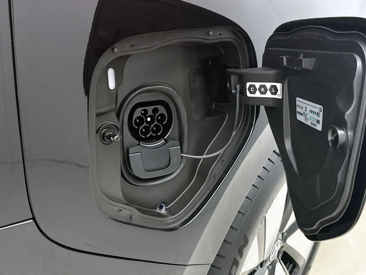 Bulli Limited Edition 286PK | Climatric Airco | Trekhaak | Stoelverwarming | Draadloos Apple Carplay/ Android Auto | DAB+ | Achteruitrijcamera inclusief 360 graden | Diefstalalarm | Navigati