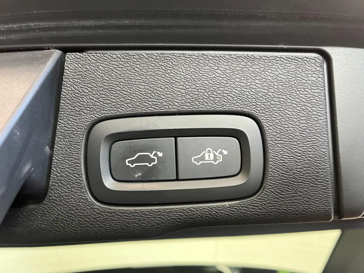 2.0 T6 Plug-in hybrid AWD Core Bright DEMO! Panoramadak Airco ECC PDC VA+Camera Full LED Elektrische achterklep Cruise Control Winter Pack
