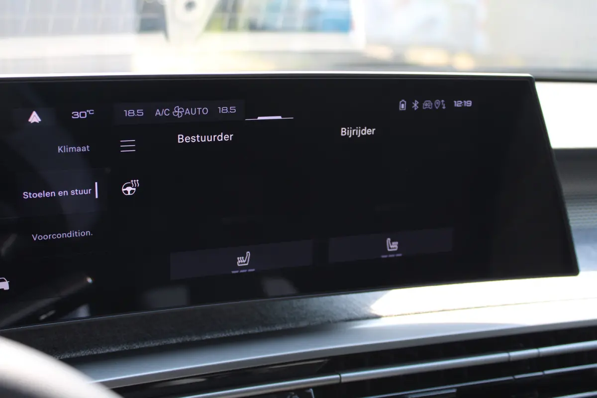 GT | Adaptieve cruise control met Stop&Go functie | Elektrische parkeerrem | Extra getinte achterste zijruiten en achterruit