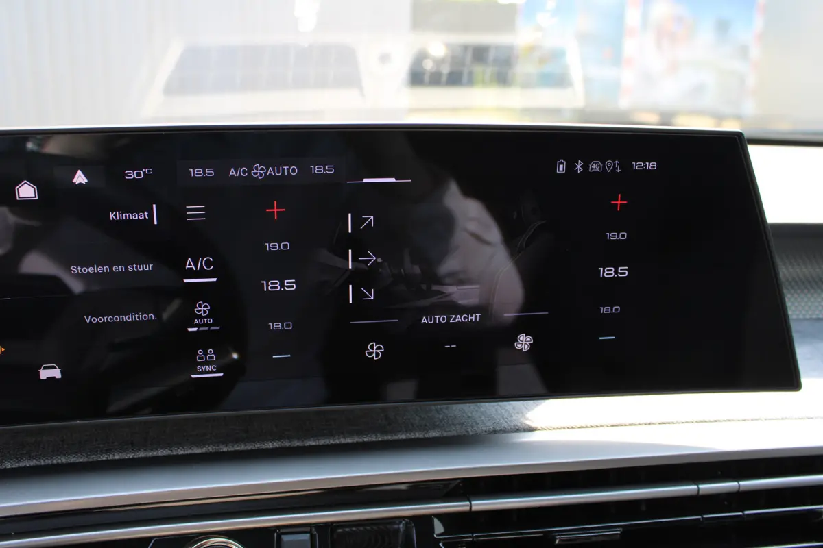 GT | Adaptieve cruise control met Stop&Go functie | Elektrische parkeerrem | Extra getinte achterste zijruiten en achterruit