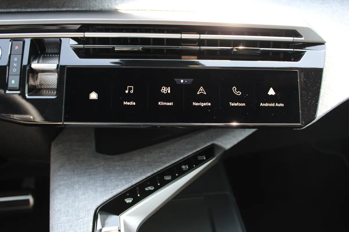 GT | Adaptieve cruise control met Stop&Go functie | Elektrische parkeerrem | Extra getinte achterste zijruiten en achterruit