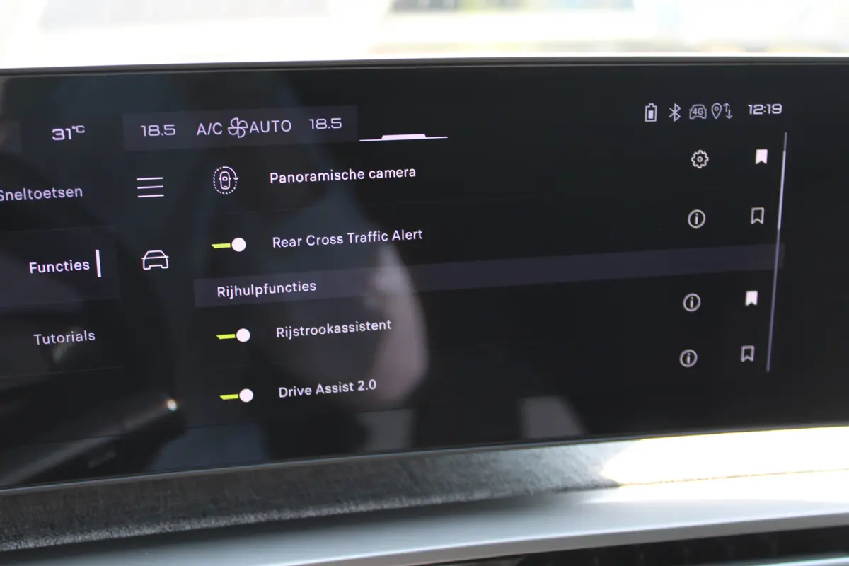 GT | Adaptieve cruise control met Stop&Go functie | Elektrische parkeerrem | Extra getinte achterste zijruiten en achterruit