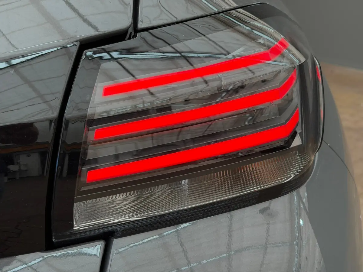 Allure | Elektrische parkeerrem | Extra getinte achterste zijruiten en achterruit | Extra getinte achterste zijruiten en achterruit