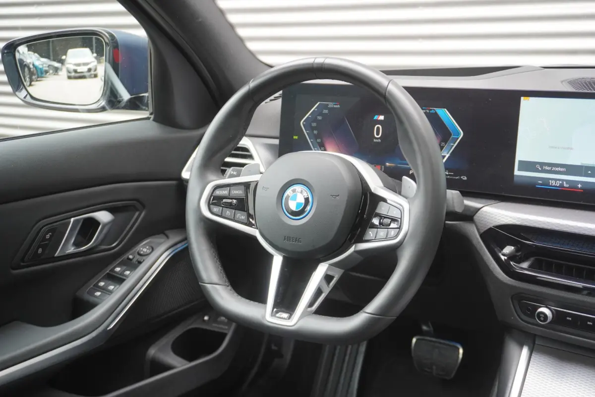 330e M Sportpakket Pro | Innovation Pack | Comfort Pack | Trekhaak met elektrisch wegklapbare kogel | Elektrisch bediend glazen schuif-/kanteldak | Comfort Access |