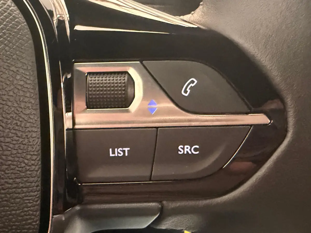 1.2 PureTech 100 Allure Achteruitrij Camera | Parkeersensoren | LED | Leder/Stof | Climate Control | Carplay | 17" Lichtmetaal | Achteruitrij Camera | Airco (automatisch) | Apple Carplay/And