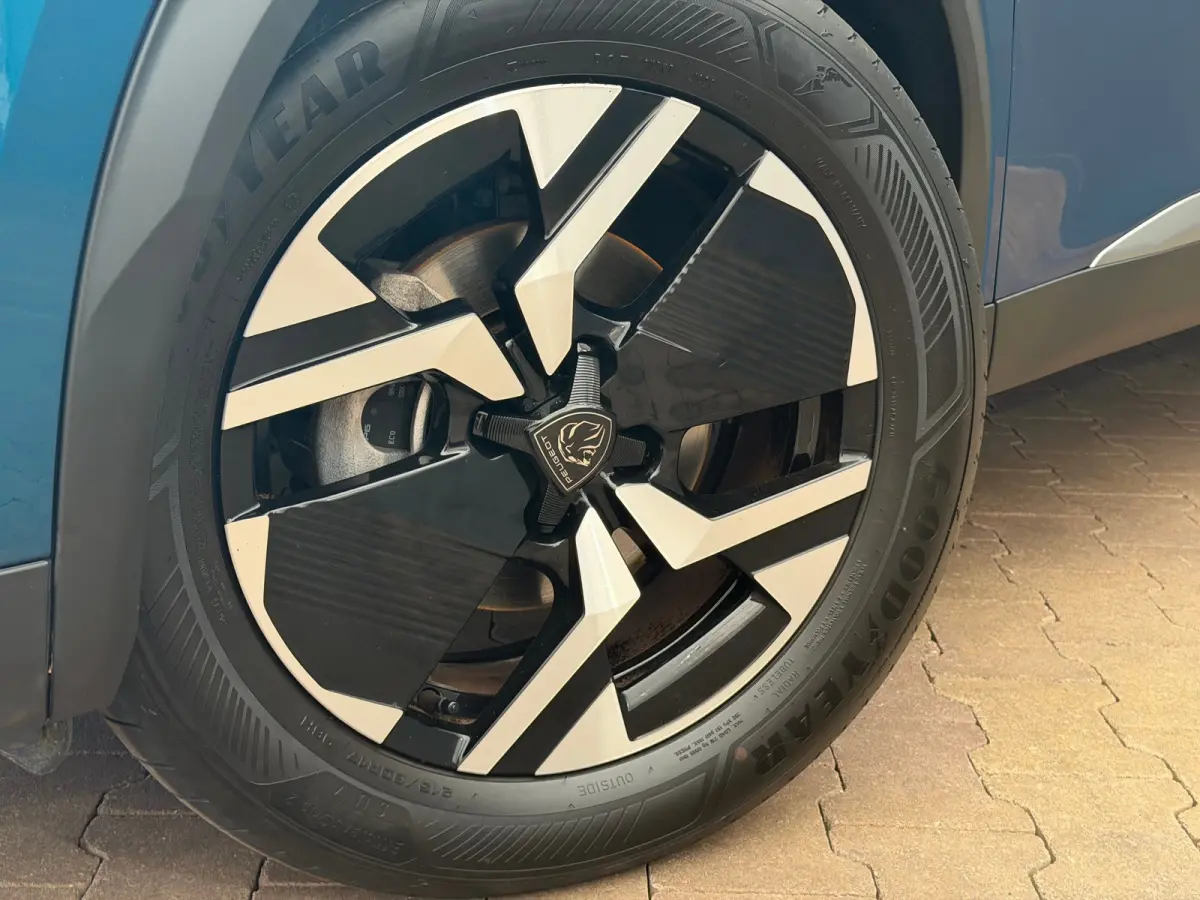 1.2 PureTech 100 Allure Achteruitrij Camera | Parkeersensoren | LED | Leder/Stof | Climate Control | Carplay | 17" Lichtmetaal | Achteruitrij Camera | Airco (automatisch) | Apple Carplay/And