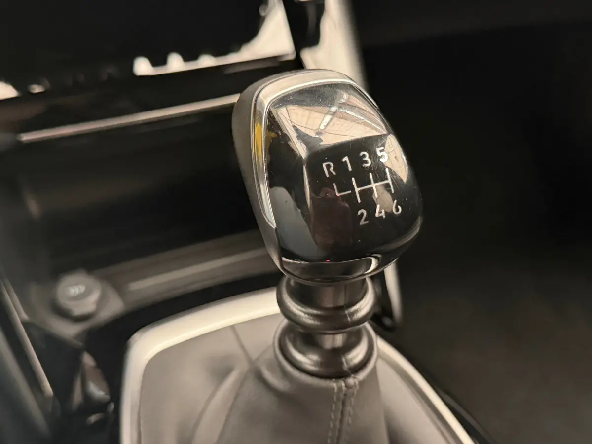 1.2 PureTech 100 Allure Achteruitrij Camera | Parkeersensoren | LED | Leder/Stof | Climate Control | Carplay | 17" Lichtmetaal | Achteruitrij Camera | Airco (automatisch) | Apple Carplay/And