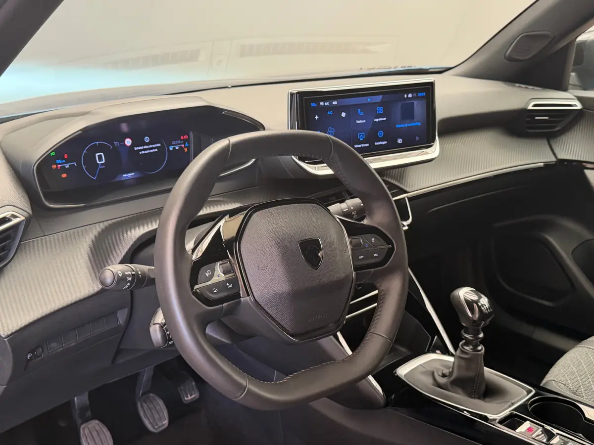 1.2 PureTech 100 Allure Achteruitrij Camera | Parkeersensoren | LED | Leder/Stof | Climate Control | Carplay | 17" Lichtmetaal | Achteruitrij Camera | Airco (automatisch) | Apple Carplay/And