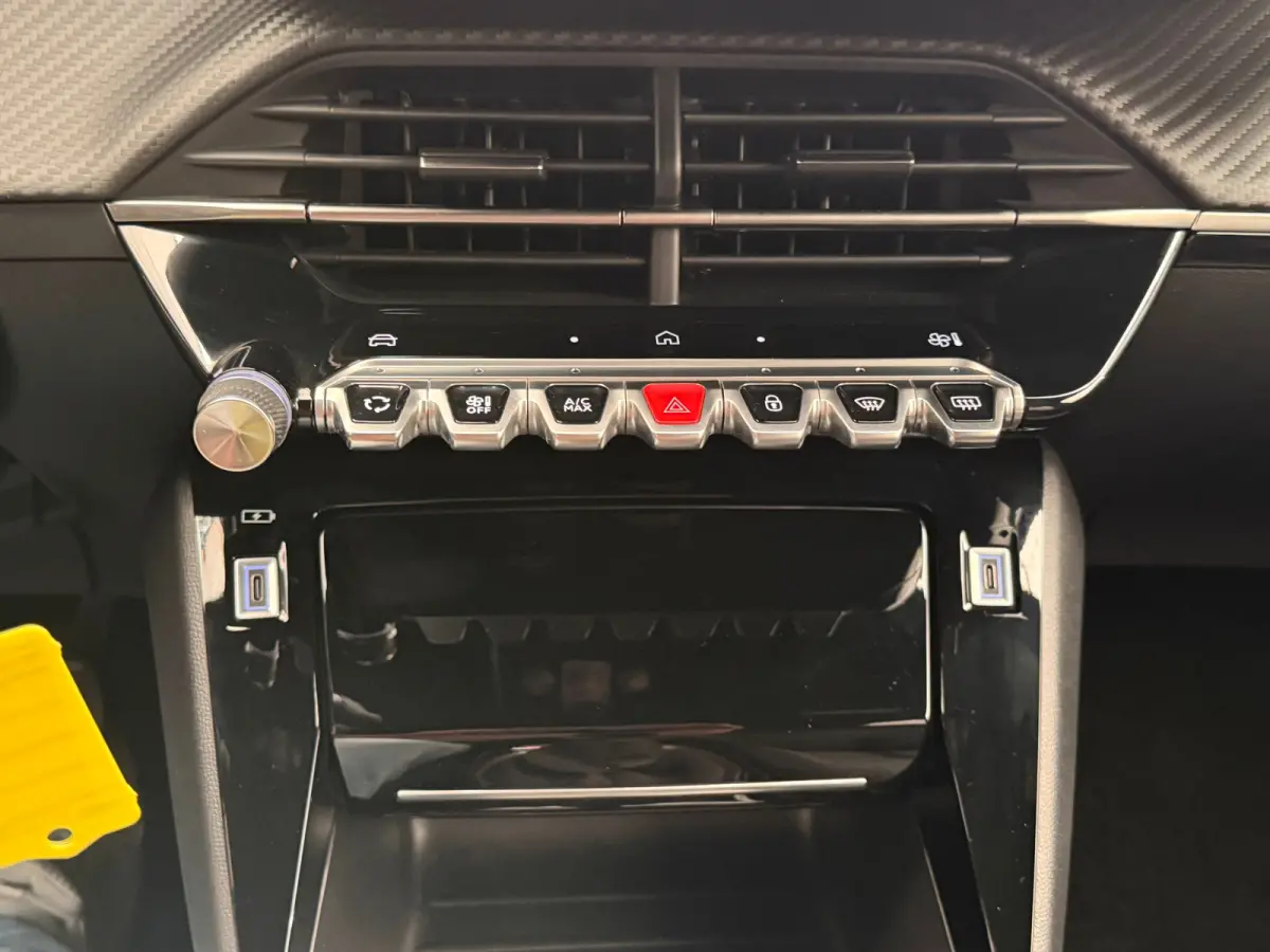 1.2 PureTech 100 Allure Achteruitrij Camera | Parkeersensoren | LED | Leder/Stof | Climate Control | Carplay | 17" Lichtmetaal | Achteruitrij Camera | Airco (automatisch) | Apple Carplay/And
