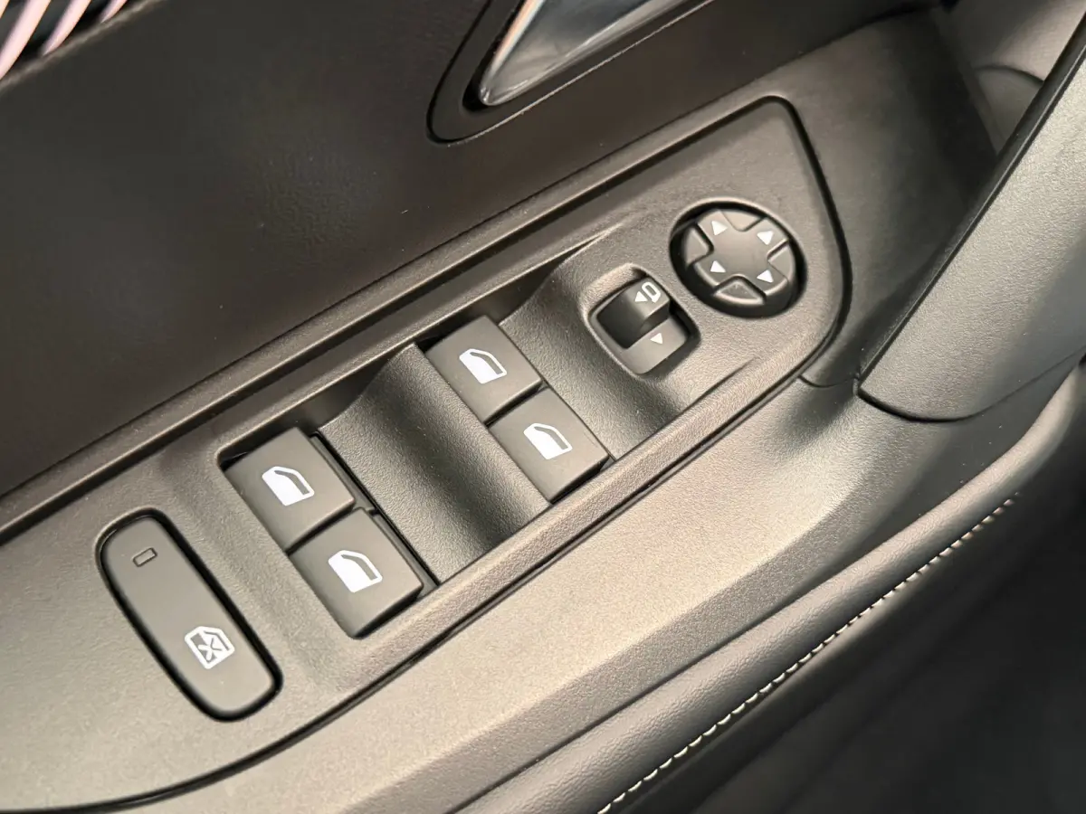1.2 PureTech 100 Allure Achteruitrij Camera | Parkeersensoren | LED | Leder/Stof | Climate Control | Carplay | 17" Lichtmetaal | Achteruitrij Camera | Airco (automatisch) | Apple Carplay/And