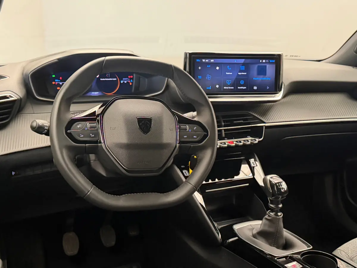 1.2 PureTech 100 Allure Achteruitrij Camera | Parkeersensoren | LED | Leder/Stof | Climate Control | Carplay | 17" Lichtmetaal | Achteruitrij Camera | Airco (automatisch) | Apple Carplay/And