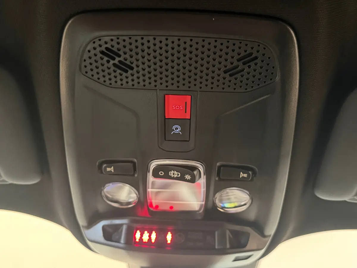 1.2 PureTech 100 Allure Achteruitrij Camera | Parkeersensoren | LED | Leder/Stof | Climate Control | Carplay | 17" Lichtmetaal | Achteruitrij Camera | Airco (automatisch) | Apple Carplay/And
