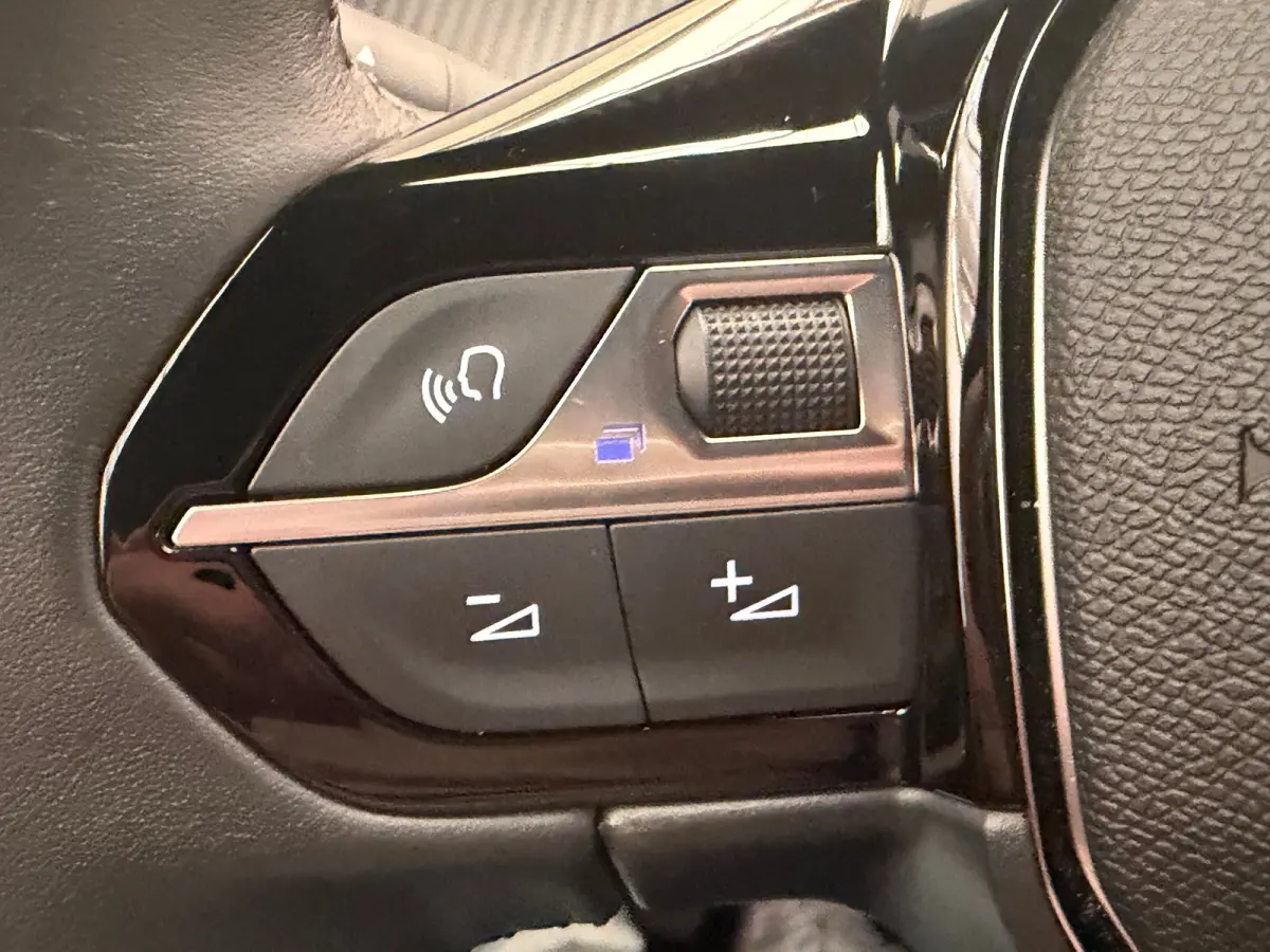 1.2 PureTech 100 Allure Achteruitrij Camera | Parkeersensoren | LED | Leder/Stof | Climate Control | Carplay | 17" Lichtmetaal | Achteruitrij Camera | Airco (automatisch) | Apple Carplay/And