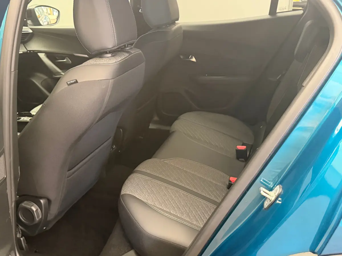 1.2 PureTech 100 Allure Achteruitrij Camera | Parkeersensoren | LED | Leder/Stof | Climate Control | Carplay | 17" Lichtmetaal | Achteruitrij Camera | Airco (automatisch) | Apple Carplay/And