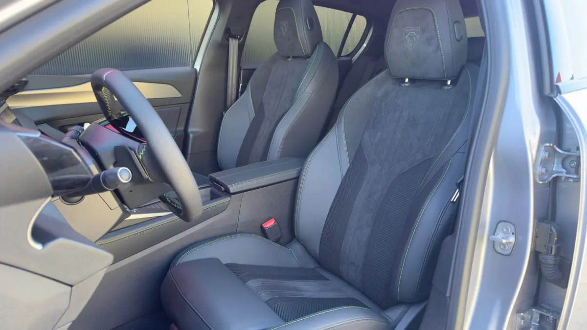 GT | Bekleding Alcantara/kunstleder | Driver Sport Pack | Elektrische parkeerrem