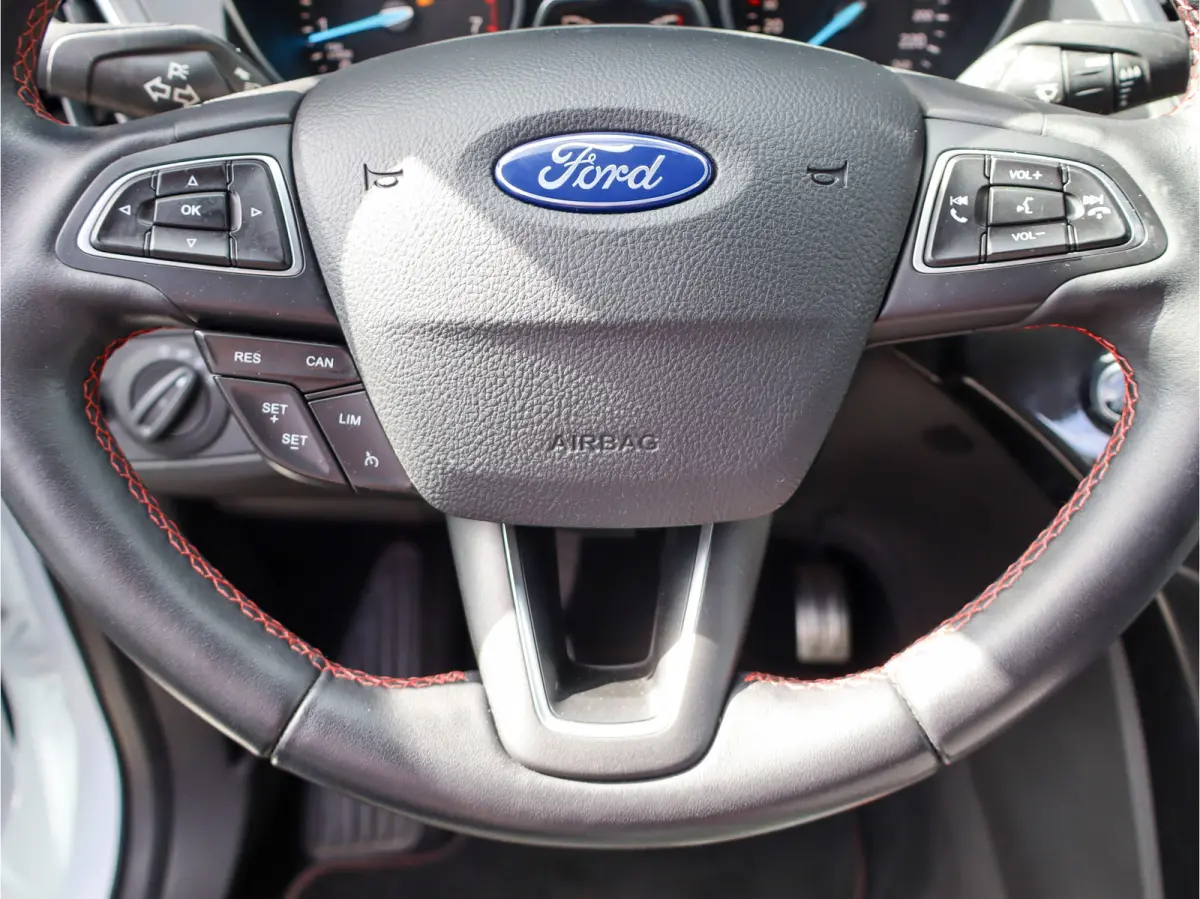 1.5 EcoBoost ST Line Trekhaak 1800kg I ST-line I PDC I Camera I Leer I NL-auto I 18" I trekhaak I Dealer onderhouden I