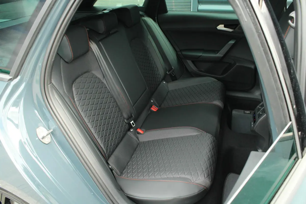 1.5 TSI e-Hybrid 204pk FR Business | Black Pakket | Verlaagd | 18" Velgen