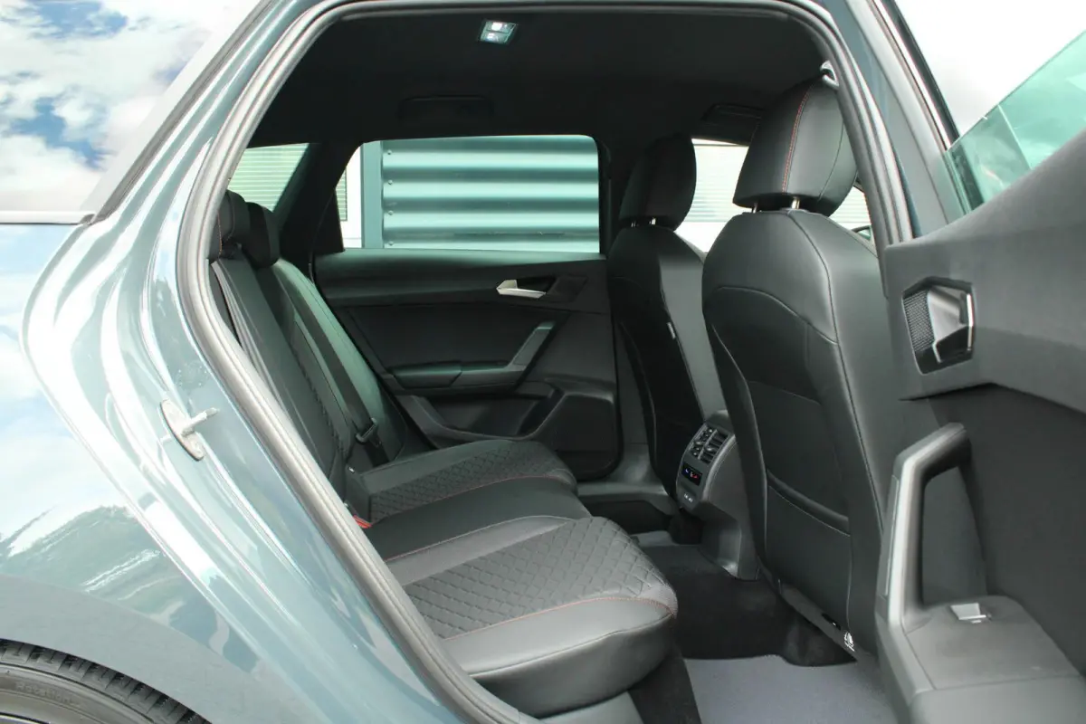 1.5 TSI e-Hybrid 204pk FR Business | Black Pakket | Verlaagd | 18" Velgen
