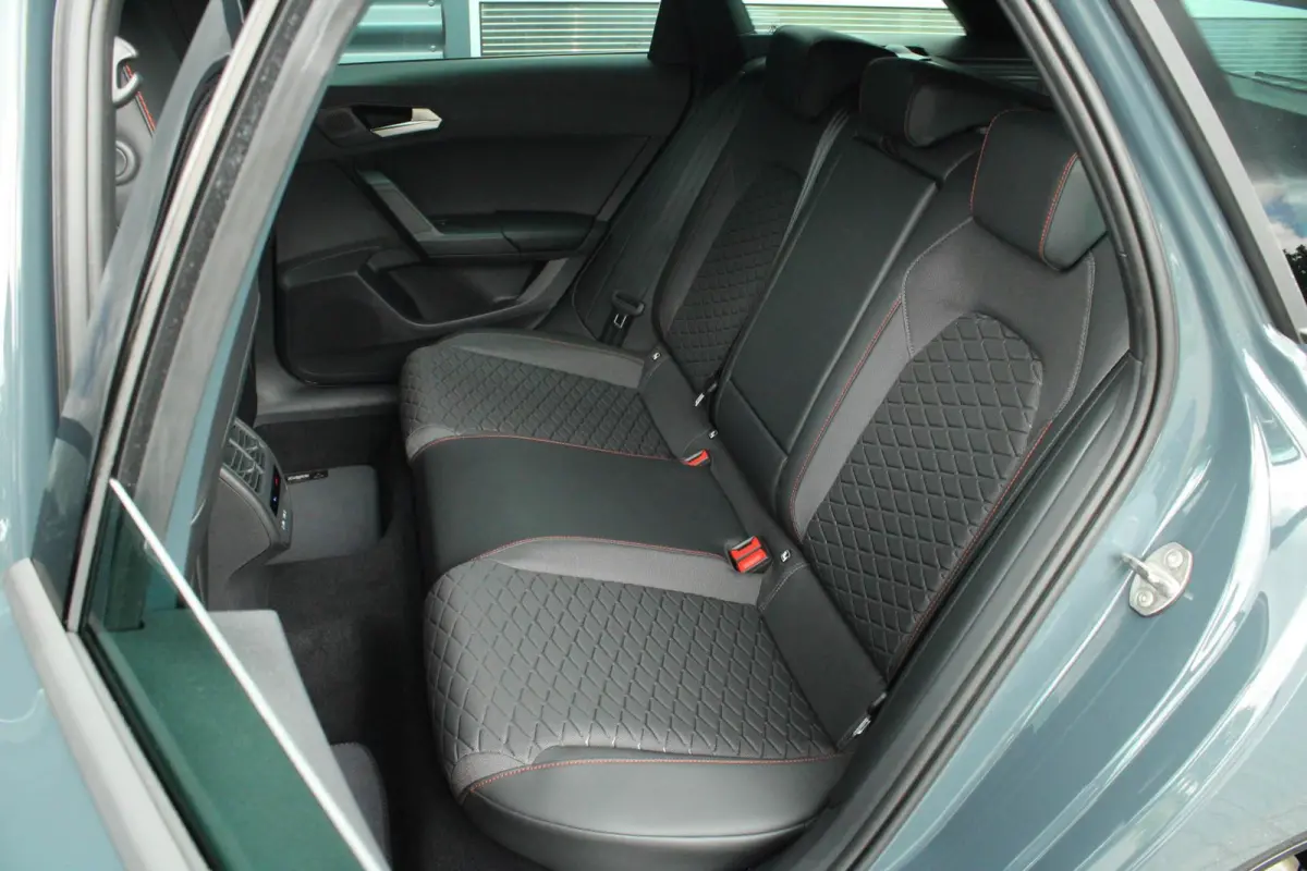 1.5 TSI e-Hybrid 204pk FR Business | Black Pakket | Verlaagd | 18" Velgen