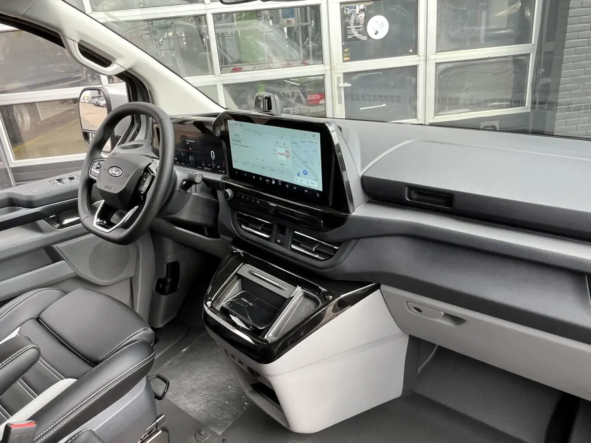 320 2.5 PHEV L2H1 Grey Platinum Dubbele Cabine 233pk Aut / 5 Pers. / 2250kg Trekgewicht / 1100kg Laadvermogen / Vol. Leder / Glaslookpanelen / Privacy Glass / Adapt. Cruise control!