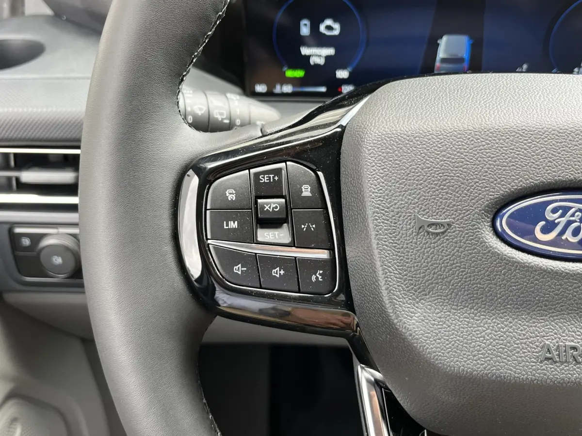 320 2.5 PHEV L2H1 Grey Platinum Dubbele Cabine 233pk Aut / 5 Pers. / 2250kg Trekgewicht / 1100kg Laadvermogen / Vol. Leder / Glaslookpanelen / Privacy Glass / Adapt. Cruise control!