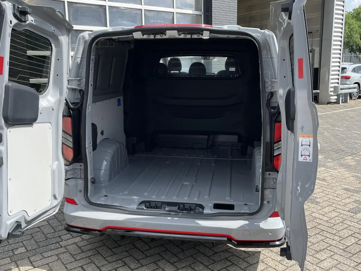 320 2.5 PHEV L2H1 Grey Platinum Dubbele Cabine 233pk Aut / 5 Pers. / 2250kg Trekgewicht / 1100kg Laadvermogen / Vol. Leder / Glaslookpanelen / Privacy Glass / Adapt. Cruise control!