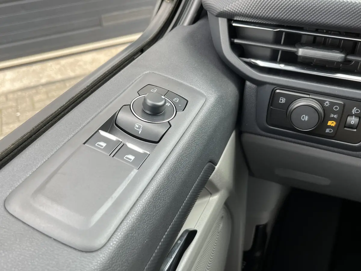 320 2.5 PHEV L2H1 Grey Platinum Dubbele Cabine 233pk Aut / 5 Pers. / 2250kg Trekgewicht / 1100kg Laadvermogen / Vol. Leder / Glaslookpanelen / Privacy Glass / Adapt. Cruise control!