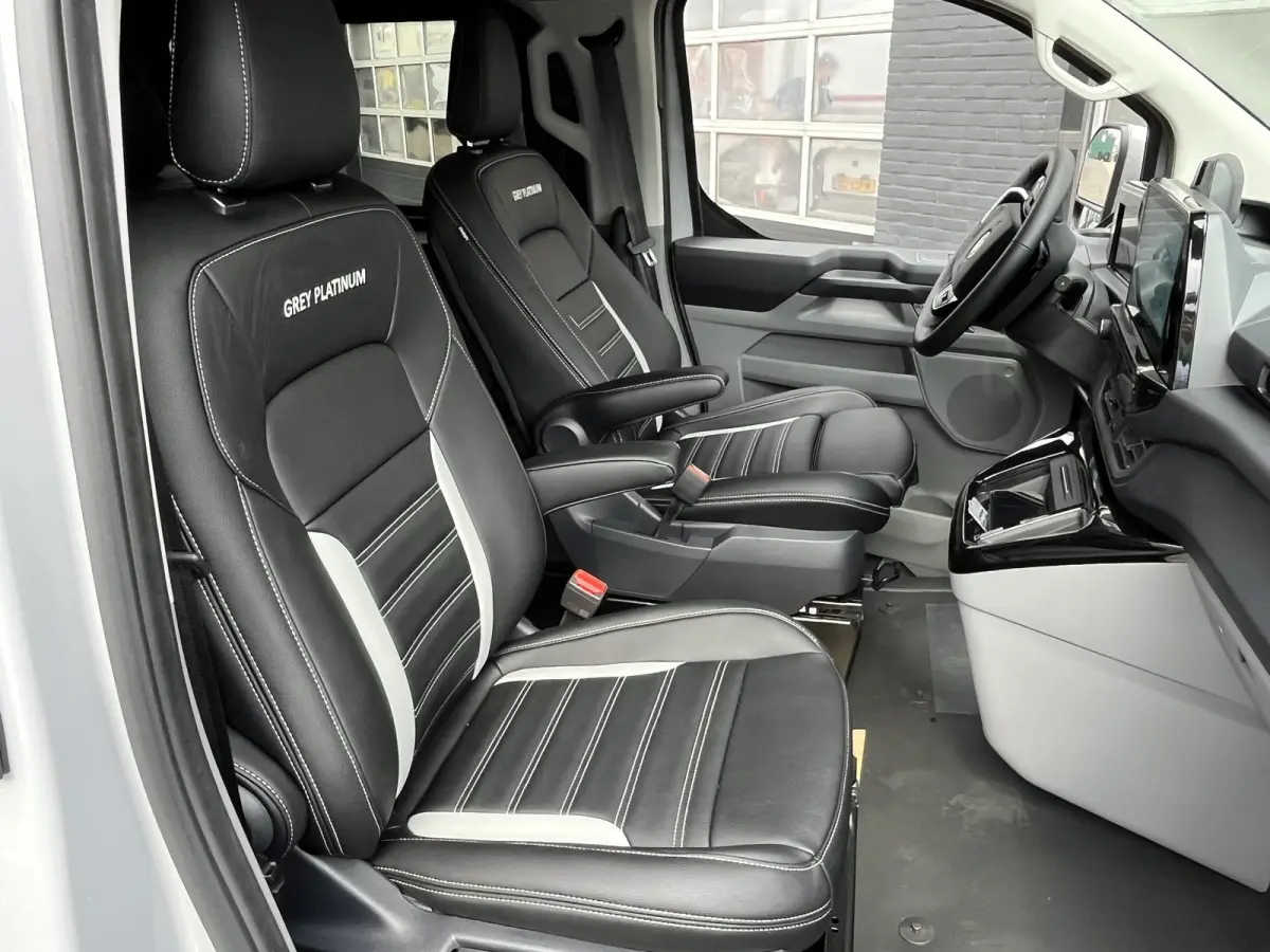 320 2.5 PHEV L2H1 Grey Platinum Dubbele Cabine 233pk Aut / 5 Pers. / 2250kg Trekgewicht / 1100kg Laadvermogen / Vol. Leder / Glaslookpanelen / Privacy Glass / Adapt. Cruise control!
