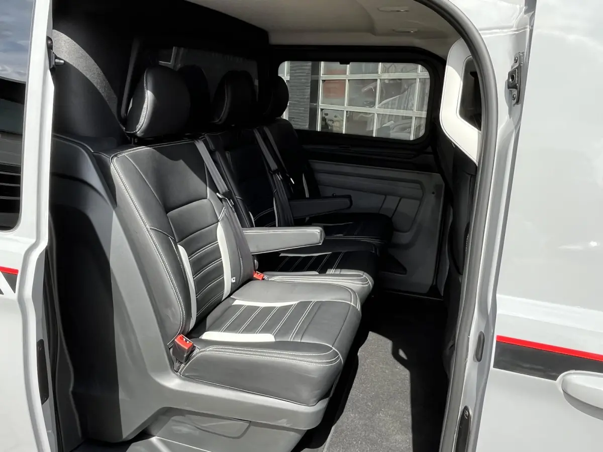 320 2.5 PHEV L2H1 Grey Platinum Dubbele Cabine 233pk Aut / 5 Pers. / 2250kg Trekgewicht / 1100kg Laadvermogen / Vol. Leder / Glaslookpanelen / Privacy Glass / Adapt. Cruise control!