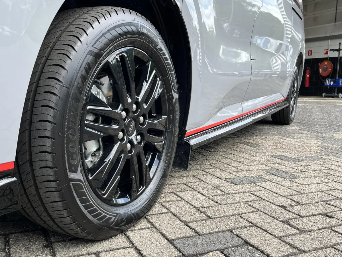 320 2.5 PHEV L2H1 Grey Platinum Dubbele Cabine 233pk Aut / 5 Pers. / 2250kg Trekgewicht / 1100kg Laadvermogen / Vol. Leder / Glaslookpanelen / Privacy Glass / Adapt. Cruise control!