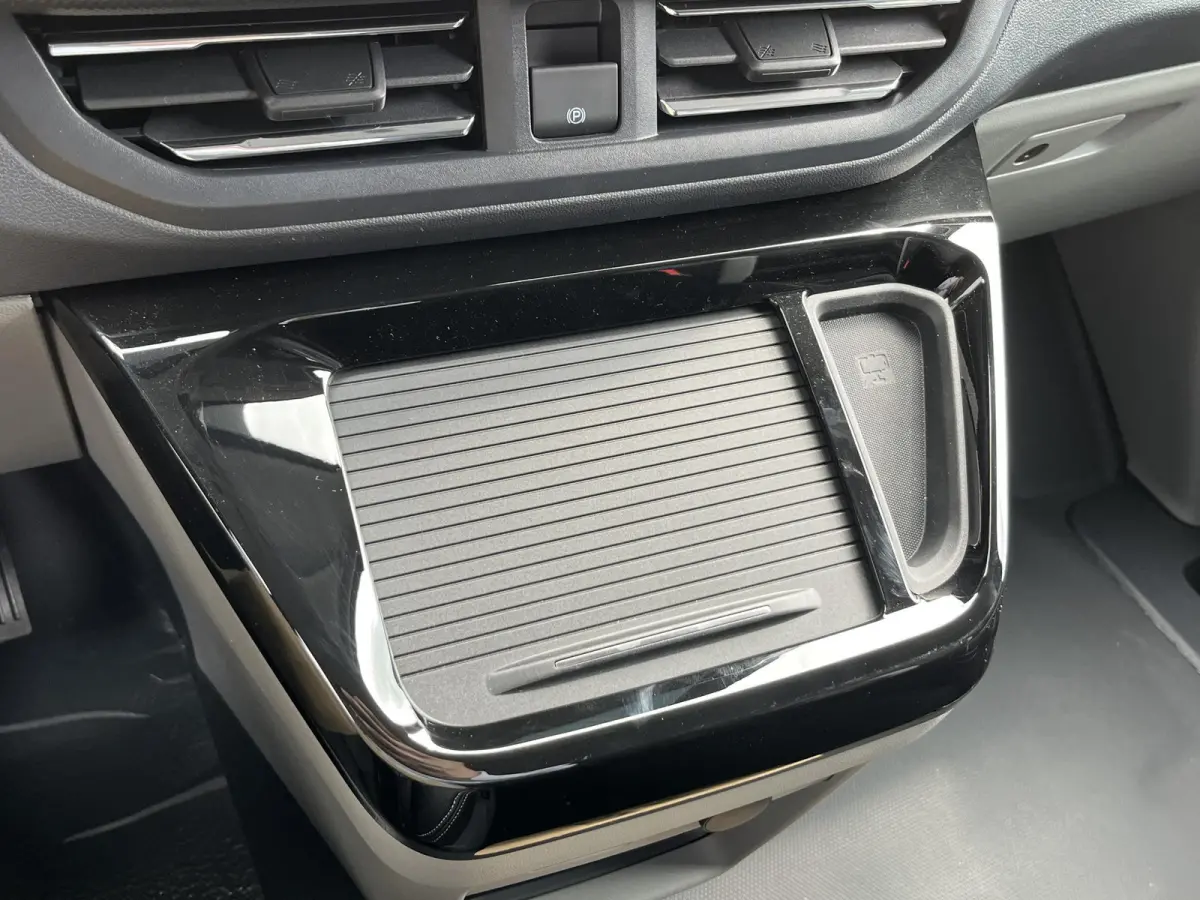 320 2.5 PHEV L2H1 Grey Platinum Dubbele Cabine 233pk Aut / 5 Pers. / 2250kg Trekgewicht / 1100kg Laadvermogen / Vol. Leder / Glaslookpanelen / Privacy Glass / Adapt. Cruise control!