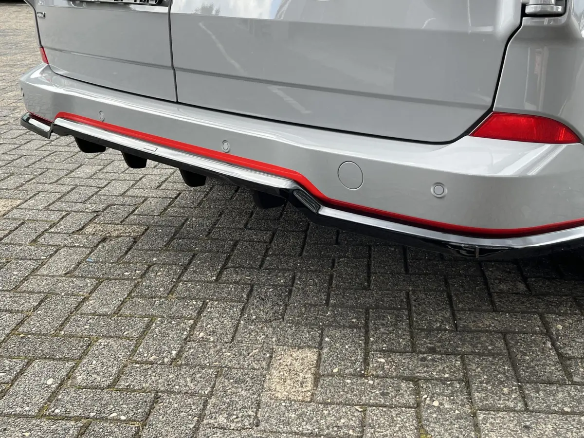 320 2.5 PHEV L2H1 Grey Platinum Dubbele Cabine 233pk Aut / 5 Pers. / 2250kg Trekgewicht / 1100kg Laadvermogen / Vol. Leder / Glaslookpanelen / Privacy Glass / Adapt. Cruise control!