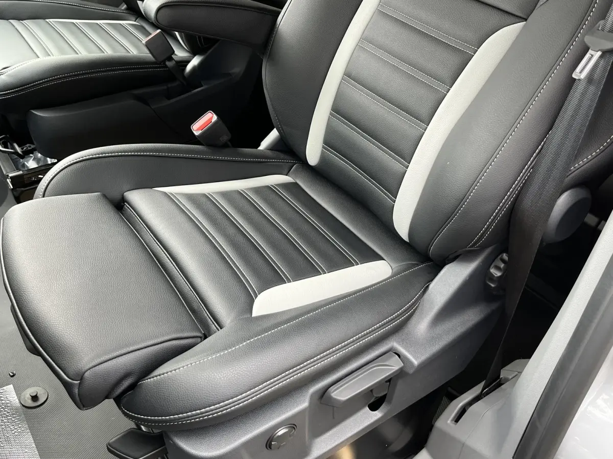 320 2.5 PHEV L2H1 Grey Platinum Dubbele Cabine 233pk Aut / 5 Pers. / 2250kg Trekgewicht / 1100kg Laadvermogen / Vol. Leder / Glaslookpanelen / Privacy Glass / Adapt. Cruise control!