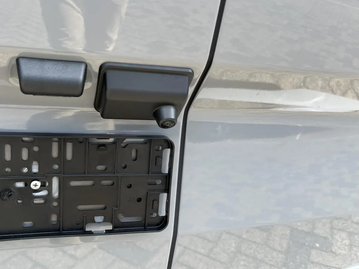 320 2.5 PHEV L2H1 Grey Platinum Dubbele Cabine 233pk Aut / 5 Pers. / 2250kg Trekgewicht / 1100kg Laadvermogen / Vol. Leder / Glaslookpanelen / Privacy Glass / Adapt. Cruise control!