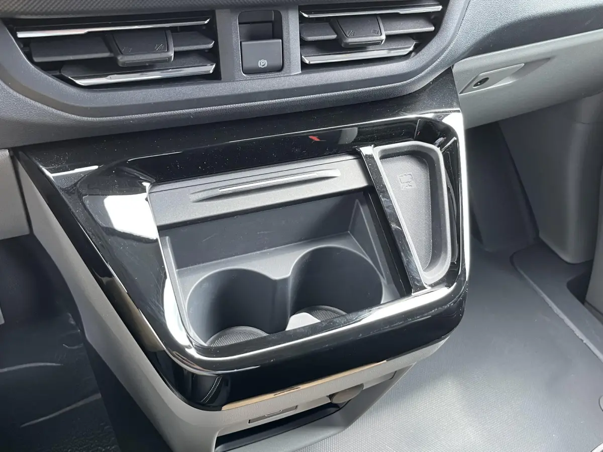 320 2.5 PHEV L2H1 Grey Platinum Dubbele Cabine 233pk Aut / 5 Pers. / 2250kg Trekgewicht / 1100kg Laadvermogen / Vol. Leder / Glaslookpanelen / Privacy Glass / Adapt. Cruise control!