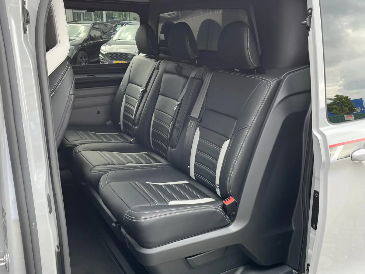 320 2.5 PHEV L2H1 Grey Platinum Dubbele Cabine 233pk Aut / 5 Pers. / 2250kg Trekgewicht / 1100kg Laadvermogen / Vol. Leder / Glaslookpanelen / Privacy Glass / Adapt. Cruise control!