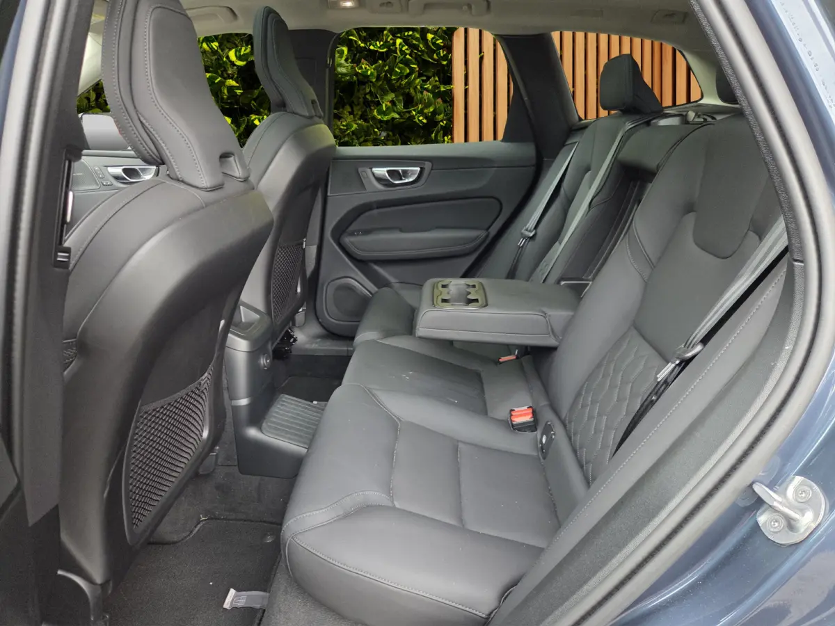 2.0 T6 Plug-in hybrid AWD Ultra Dark | Trekhaak | Facelift | 360cam | Stoel/stuurverwarming