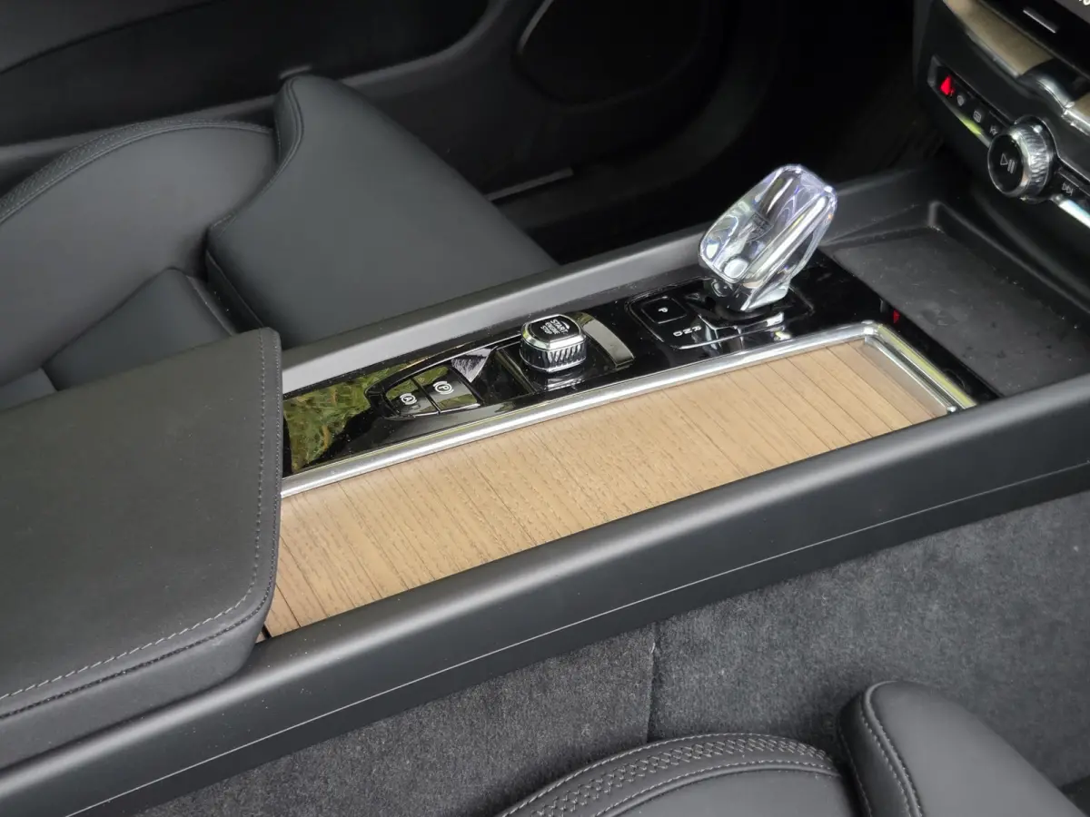 2.0 T6 Plug-in hybrid AWD Ultra Dark | Trekhaak | Facelift | 360cam | Stoel/stuurverwarming