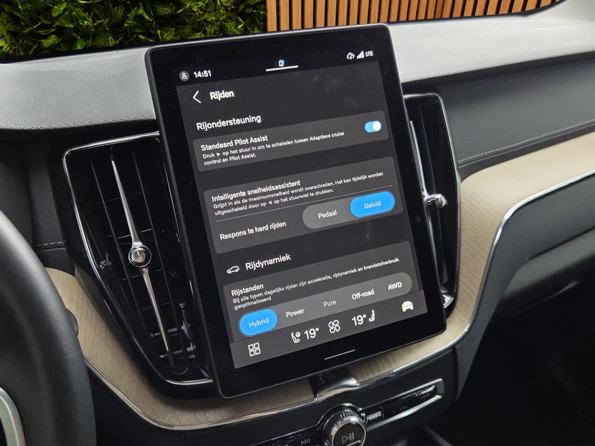 2.0 T6 Plug-in hybrid AWD Ultra Dark | Trekhaak | Facelift | 360cam | Stoel/stuurverwarming