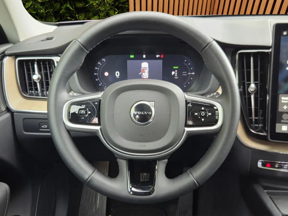2.0 T6 Plug-in hybrid AWD Ultra Dark | Trekhaak | Facelift | 360cam | Stoel/stuurverwarming